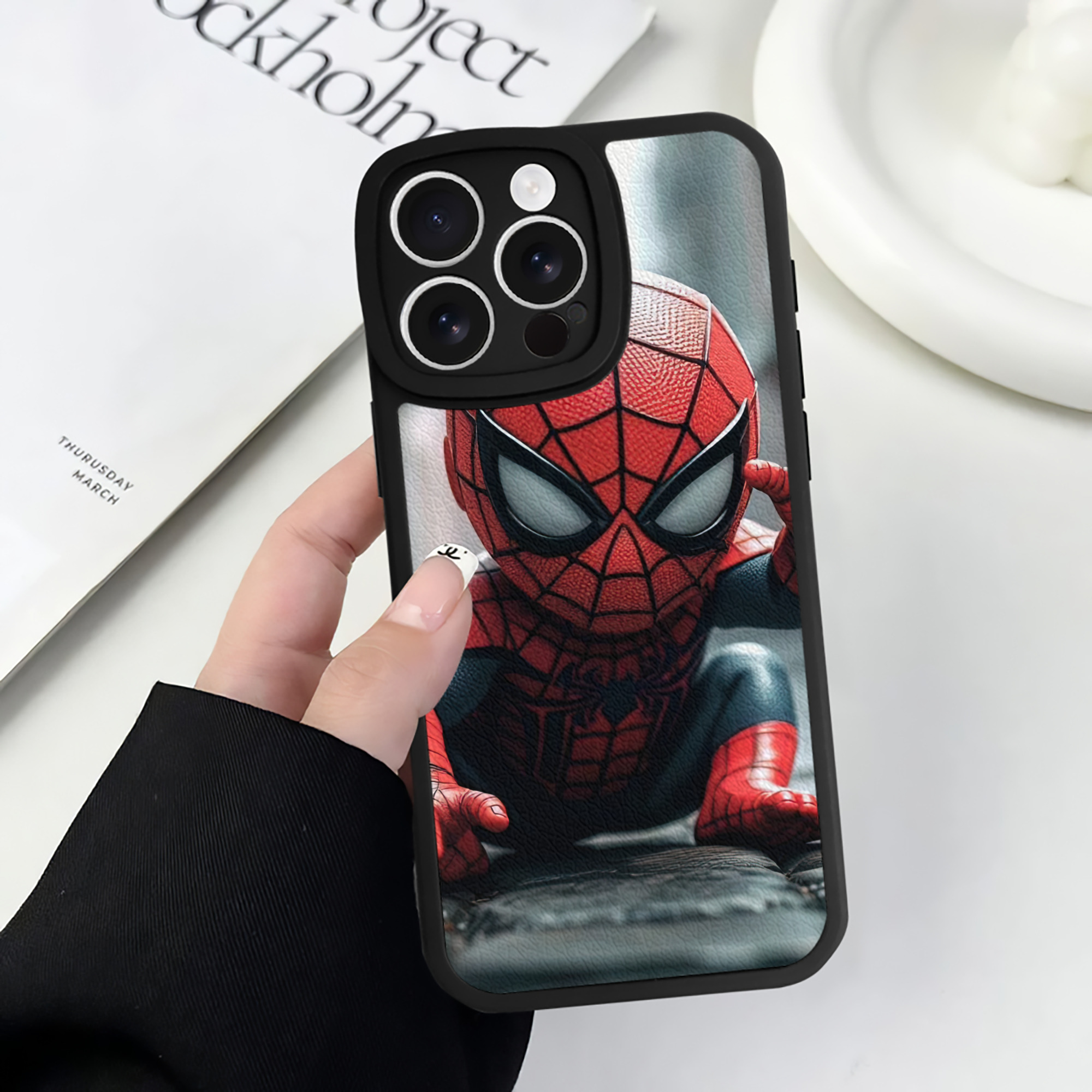 Spider Man スパイダーマン 【iPhone 16シリーズ対応】シリコンスマホケース（レザー調） 材質：シリコン